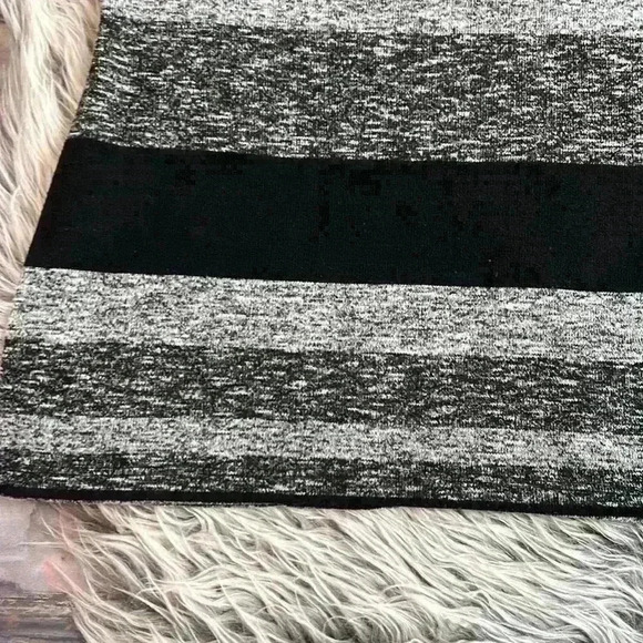 Frank Lyman Design Heathered Sleeveless Turtleneck (Does not include necklace) - Picture 5 of 9